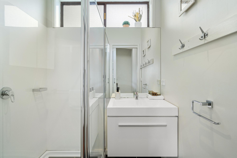 Bathroom 3, Spacious 4-Bed Home 5-min from the Beach, Melbourne