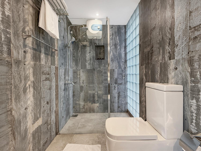 Bathroom 4, The Summit, K.F.G. & G. Korale