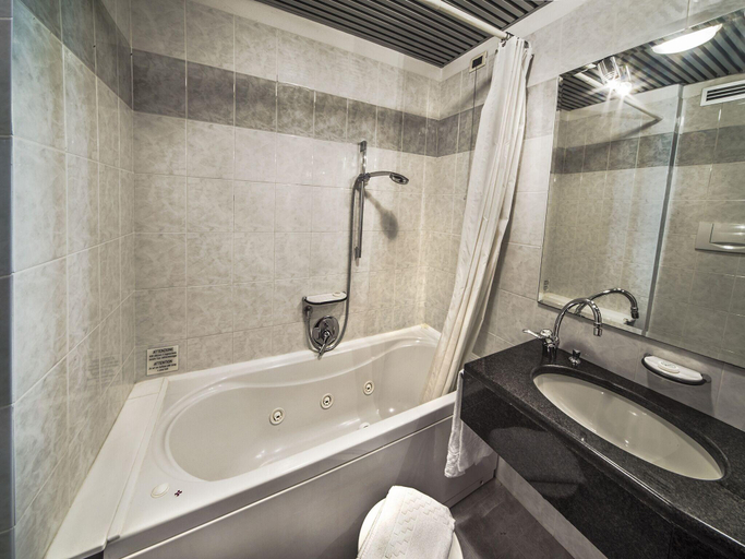 Bathroom 5, Hotel Valdarno, Arezzo