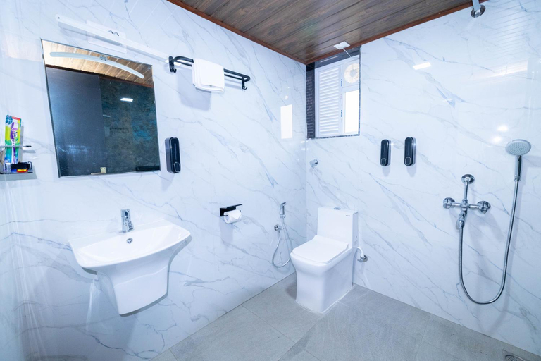 Bathroom 2, Reunion Solandis - Service Apartments, Udupi