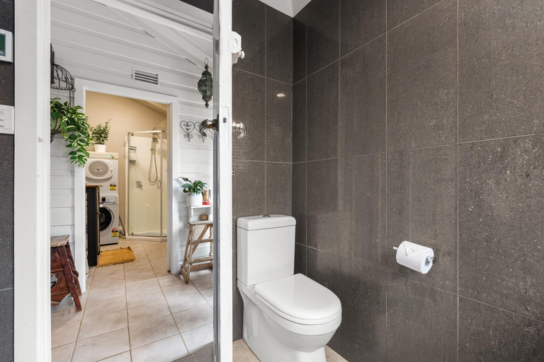 Bathroom, Bright 3-Bed House with Garden, BBQ & Fireplace, Blue Mountains