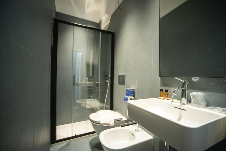 Bathroom 3, Hotel Leon D'Oro, L'Aquila