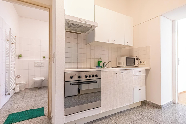 Private kitchen 4, Affordable Cozy 2BR Apt Near Stadthalle, Wien
