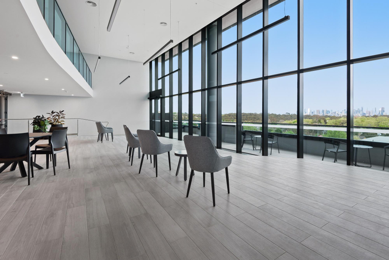 Food & Drinks, Generous 2-Bed Apartment with Great Amenities, Melbourne