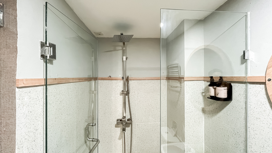 Bathroom 5, Cozy Stay Studio at M-Town Residence Apartment By Travelio, Tangerang