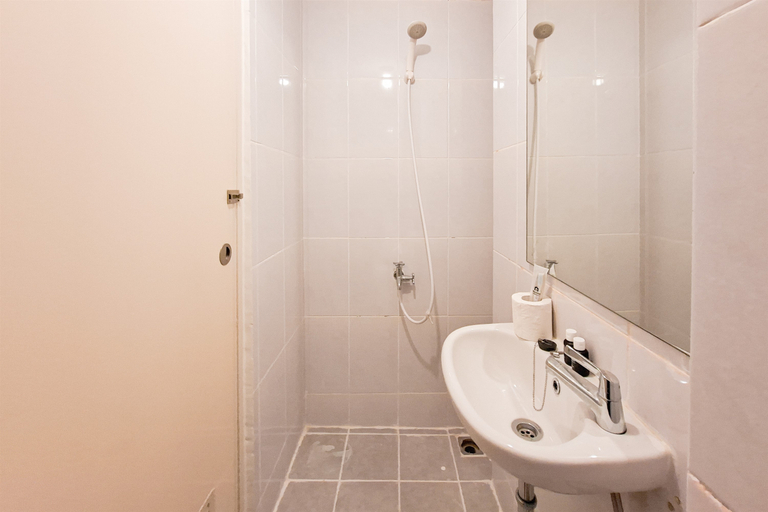Bathroom 5, Studio Apartment at Tokyo Riverside PIK 2 By Travelio, Tangerang