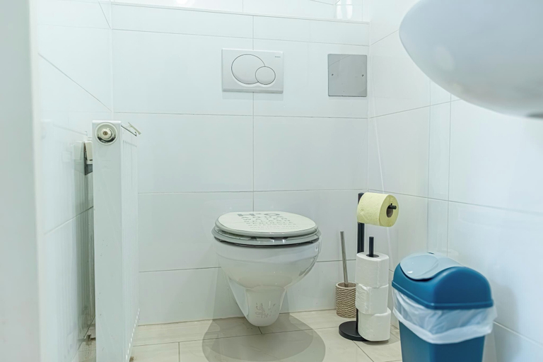 Bathroom 3, Budget 2BR Apt Near Wiener Stadthalle, Wien