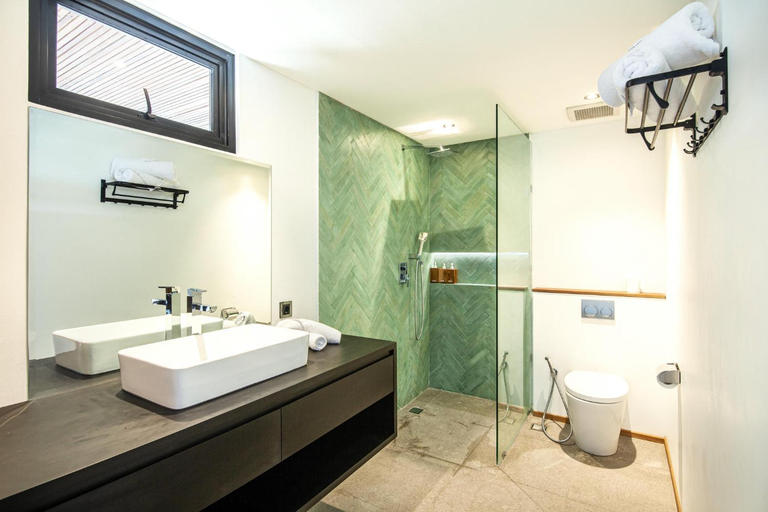 Bathroom, Huge Loft 200m from the Beach, Badung