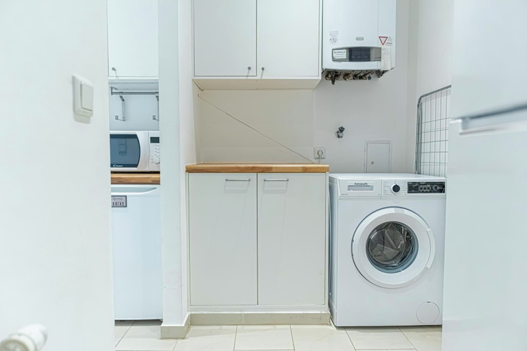 Private kitchen 2, Budget 2BR Apt Near Wiener Stadthalle, Wien