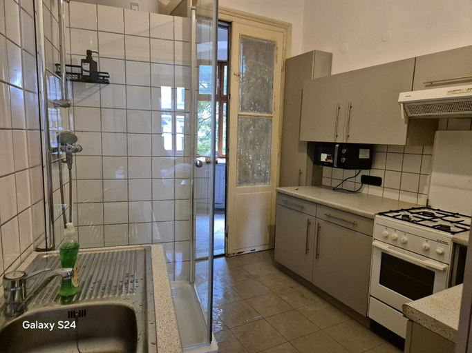 Private kitchen 4, Charming 1BR Apartment Near Stadthalle, Wien