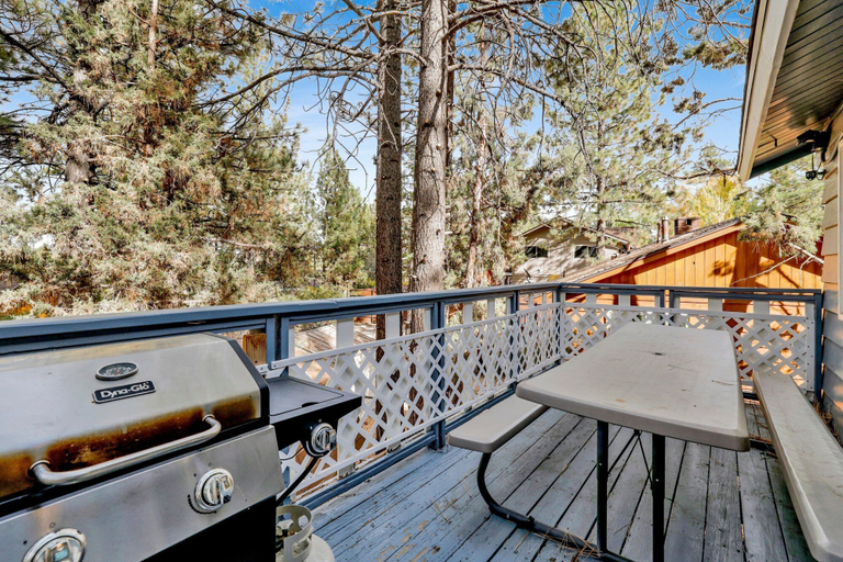 BBQ/picnic area, Sweet Cabin Home Gateway #2576, San Bernardino