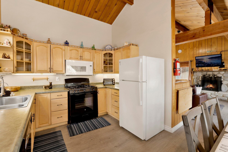 Private kitchen 4, Sweet Cabin Home Gateway #2576, San Bernardino