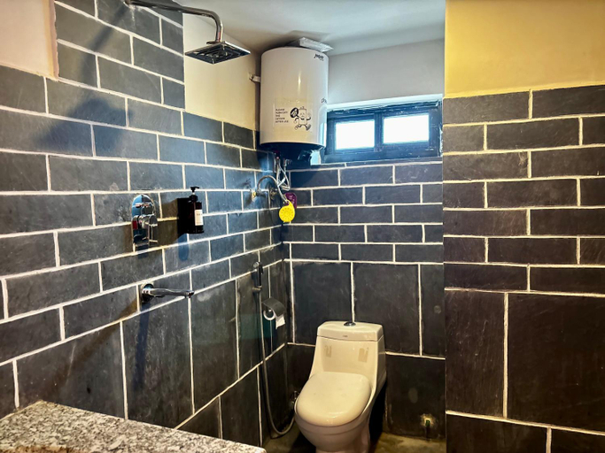 Bathroom 4, Hotel De Purang, Dhaualagiri