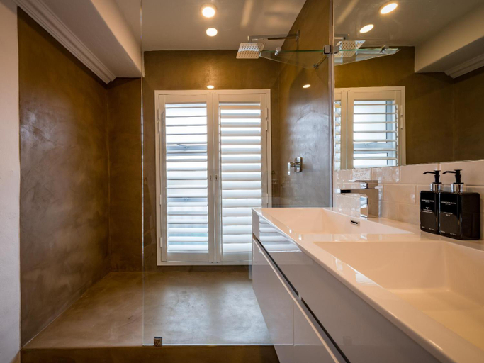 Bathroom 4, Eleven, Eden