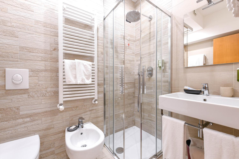 Bathroom 4, Hotel Europa, Brescia