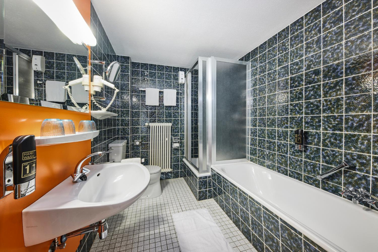 Bathroom 3, Sauerland Alpin Hotel, Hochsauerlandkreis