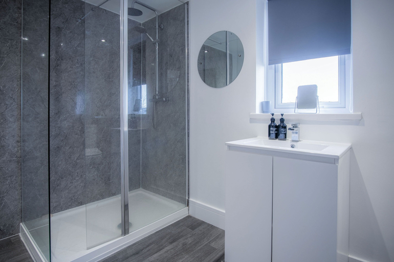 Bathroom 3, Oasis - 2 Bed Apartment - Ocean Breeze, Swansea