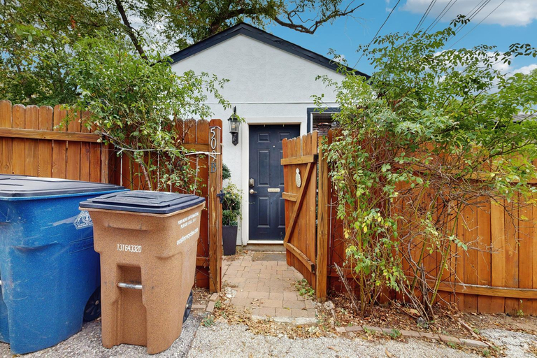 Others 4, Hyde Park Carriage House, Travis