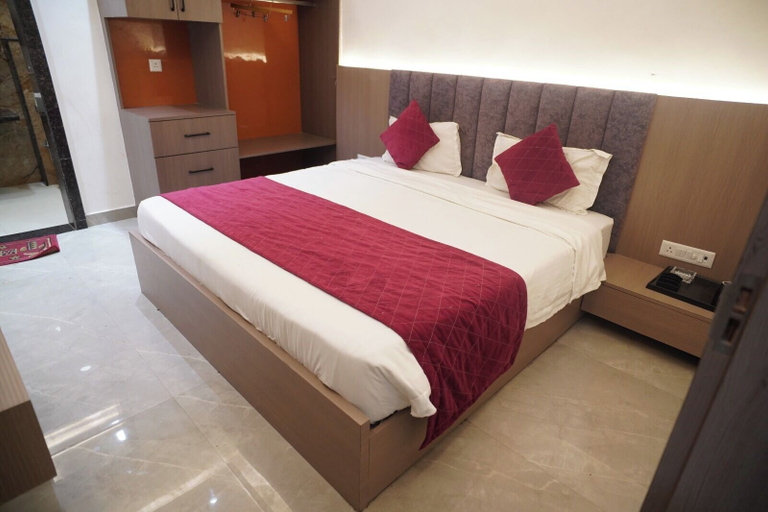 Room 4, Hotel Mahalaxmi Grand, Kanpur Nagar