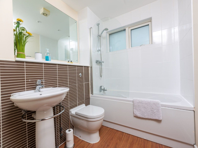 Bathroom, Marina View Apartment, Swansea
