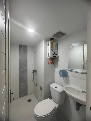 Bathroom, High Livin Apartment Cihampelas, Bandung