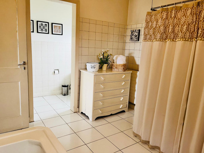 Bathroom, Hotel El Ciervo, Cautín