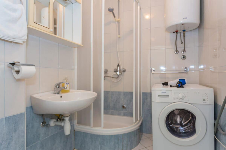 Bathroom 2, Azinovic Apartments, Dubrovnik