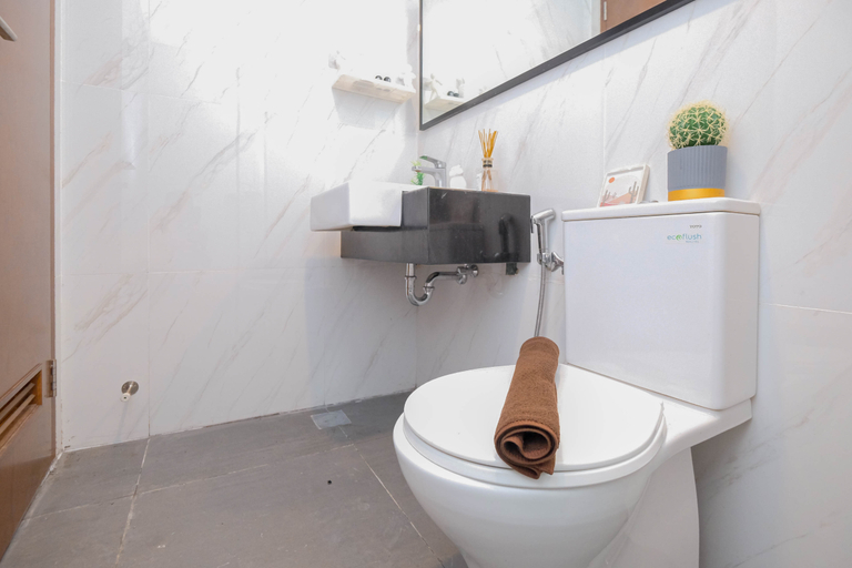 Bathroom 5, Modern Studio at Ciputra World 2 Apartment By Travelio, Jakarta Selatan