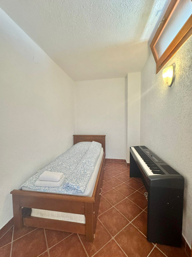 Room 4, Calma Vista Apartments