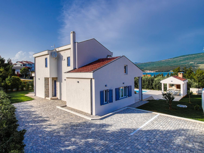 Public Area, Villa in Pridraga with Pool near the Sea, Novigrad