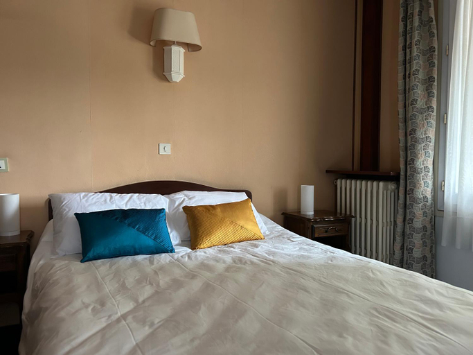 Bedroom 2, Hôtel de Flandre, Oise