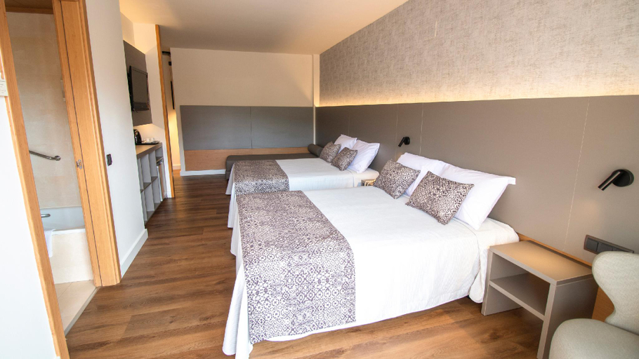 Bedroom 3, Golden Bahia de Tossa & Spa 4* Sup., Girona