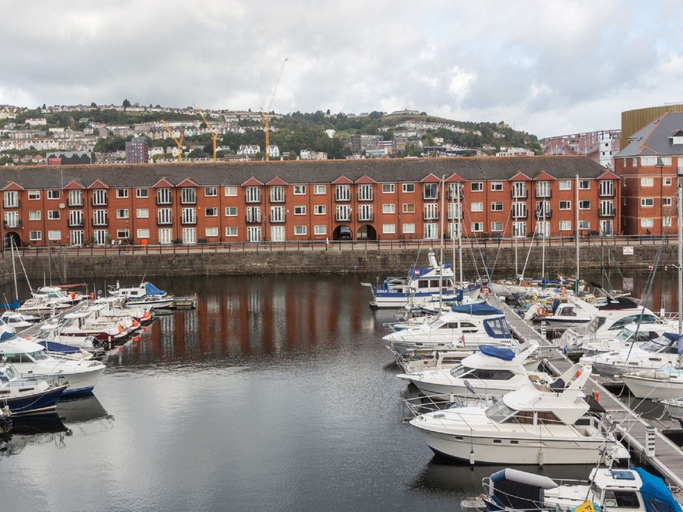 Exterior & Views 2, Marina View Apartment, Swansea