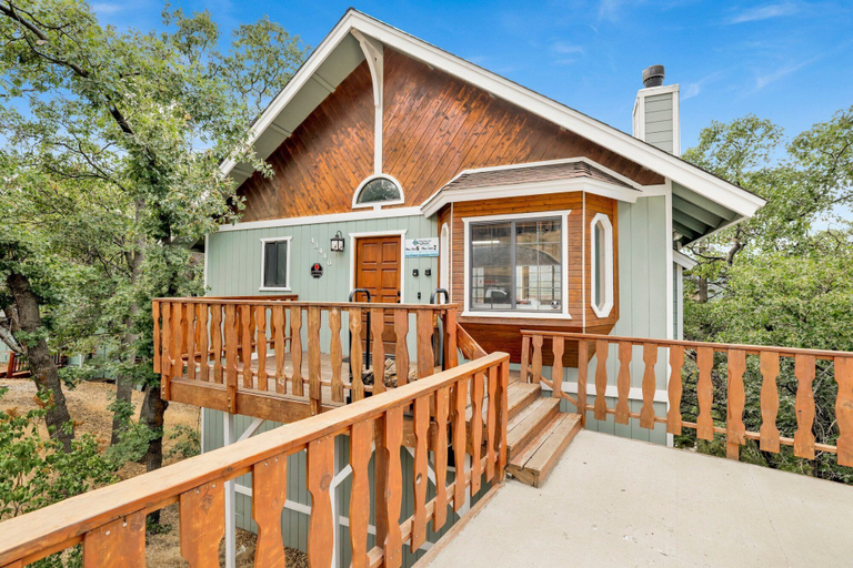 Exterior & Views 1, Treehouse, San Bernardino