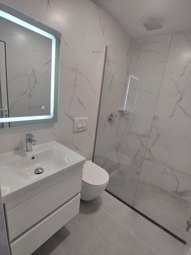 Bathroom 4, Villa LeoZeka, Sarandës