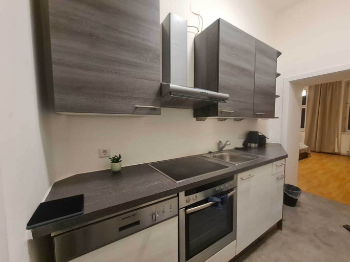 Private kitchen 4, Modern 2BR Apt Near Wiener Stadthalle, Wien