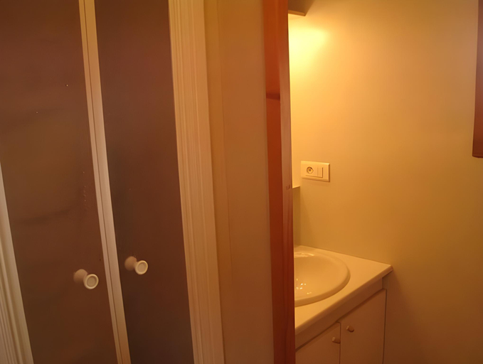 Bathroom, Coquelicot, Jura