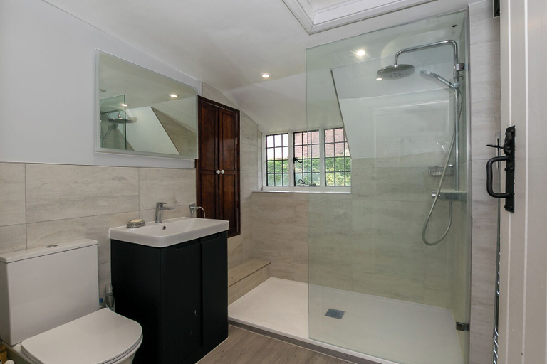 Bathroom 5, Lovely 5BD Home with Cinema & Games Room, Buckinghamshire