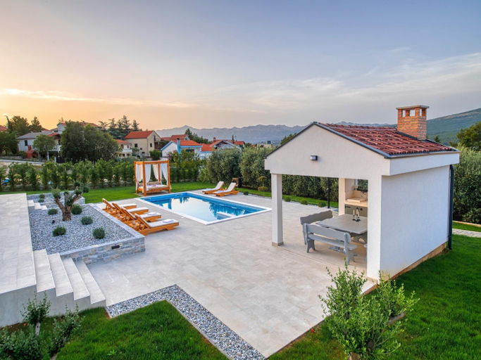 Sport & Beauty 2, Villa in Pridraga with Pool near the Sea, Novigrad