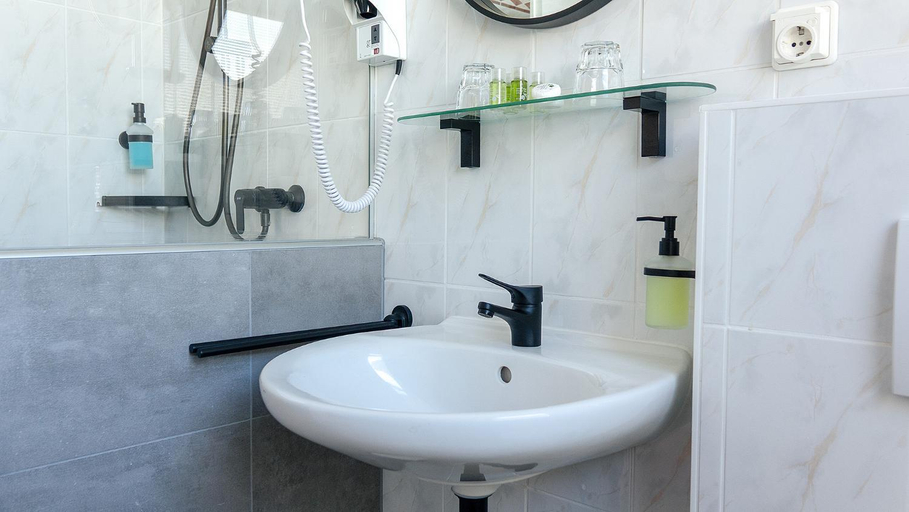 Bathroom 4, Hotel Westerwalder Hof, Westerwaldkreis