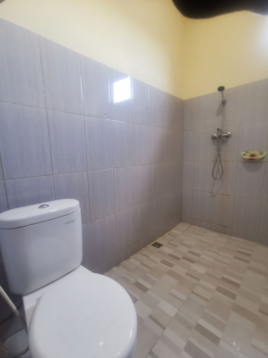 Bathroom 4, OYO 94930 Yetelu Guest House, Bontang