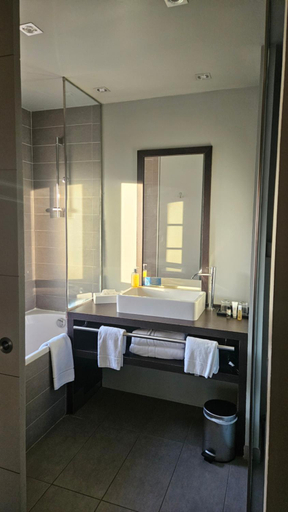 Bathroom 3, Hotel du Fronton, Pyrénées-Atlantiques