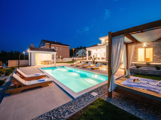 Others 5, Villa in Pridraga with Pool near the Sea, Novigrad