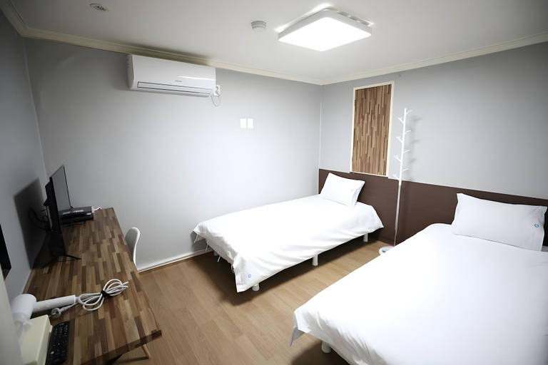 Bedroom 5, Sinchon Grand, Mapo