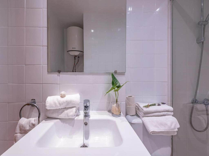 Bathroom 4, Comfort at Comte dEmpuries, Girona
