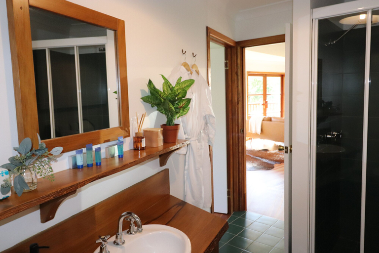 Bathroom 5, Bellingdale Farm, Tweed - Pt B