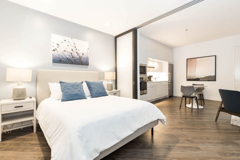 Room 5, Landing Apartments New York , Somerset