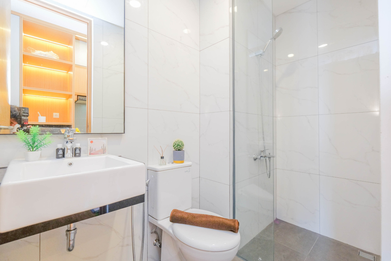 Bathroom 5, Standard Studio at Apartment Ciputra World 2 By Travelio, Jakarta Selatan