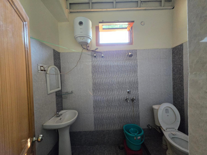 Bathroom 3, Rituraj Hotel and Restaurant, Pithoragarh