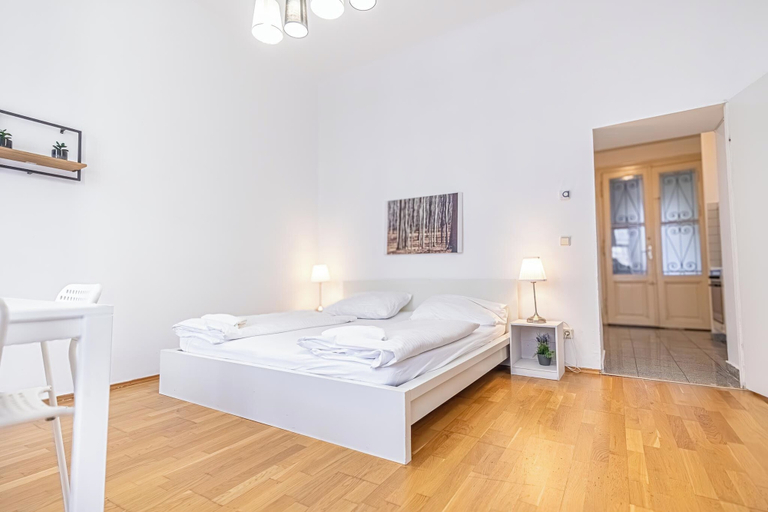 Room 5, Affordable Cozy 2BR Apt Near Stadthalle, Wien